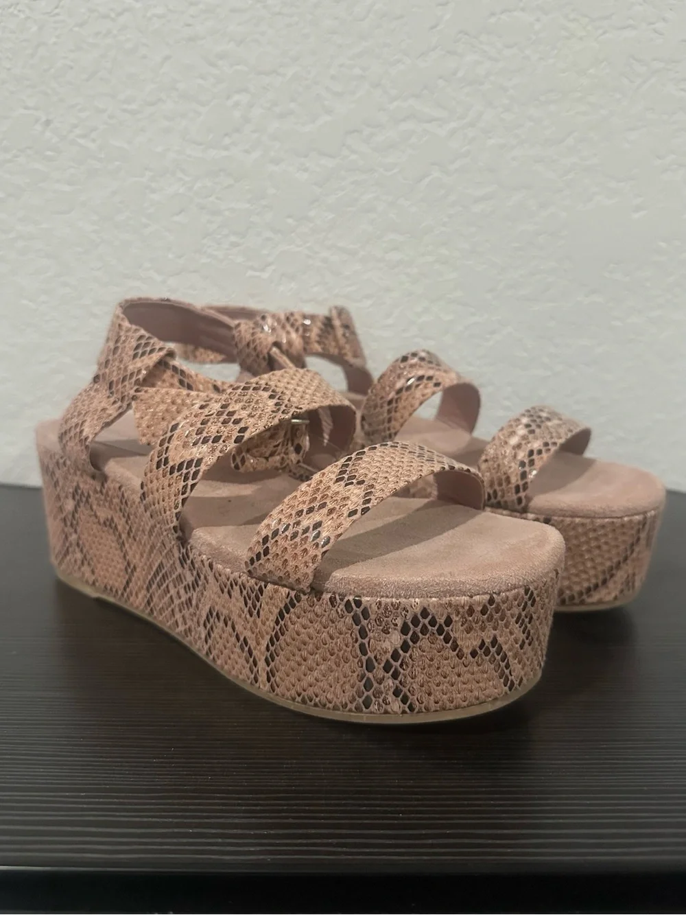 ! Qupid Snake-Print Platform Sandals in blush pink / light Tan size 8